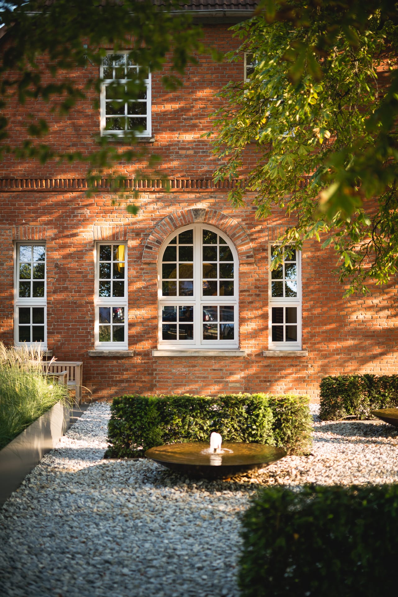Innenhof Landhaus Pflege und Wohnen Blick auf Pflegeheim Backsteingebäude, ehemaliger Bauernhof