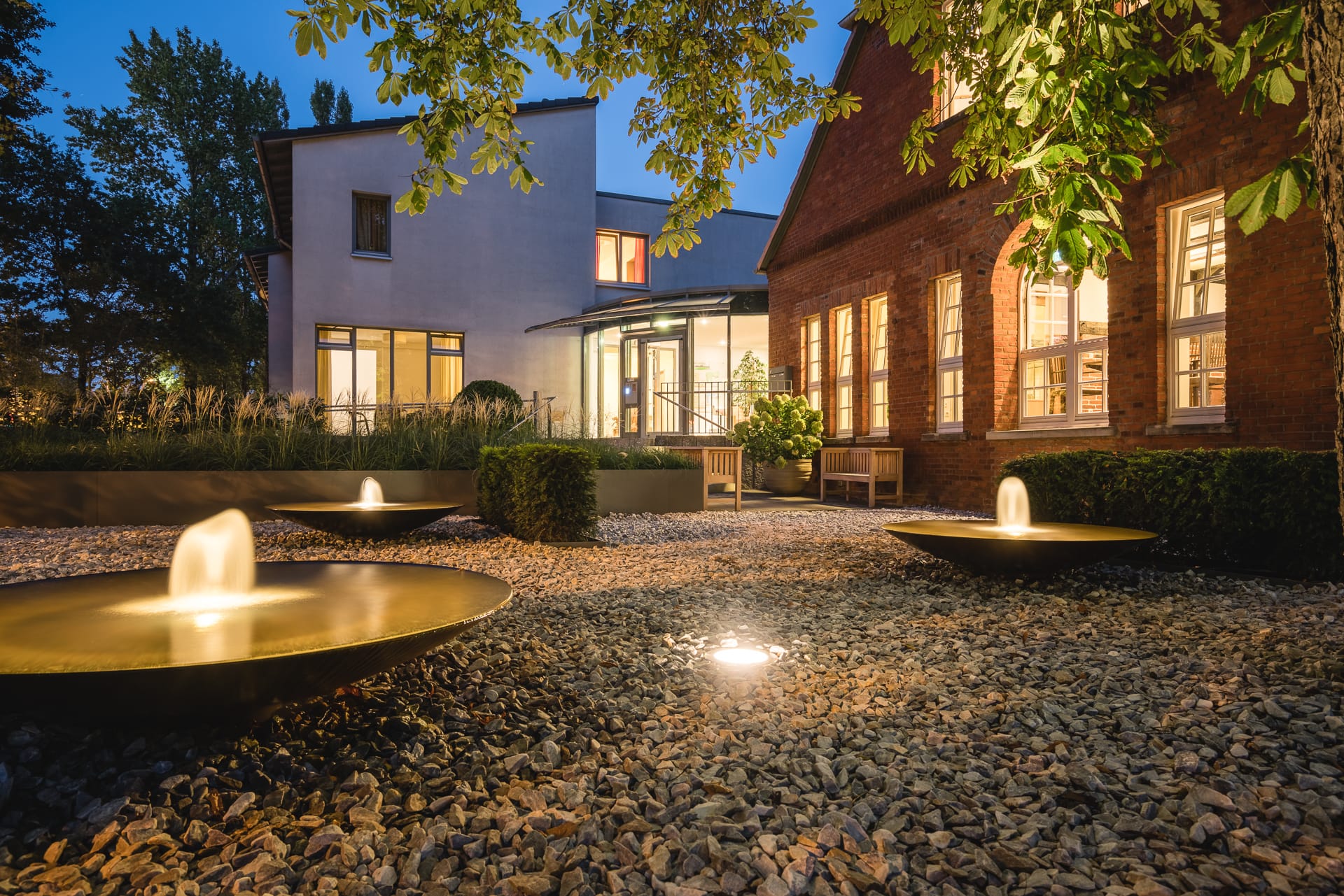 Beleuchteter Innenhof Pflegeheim Alt- und Neubau Landhaus Pflege und Wohnen Altenheim Hannover 