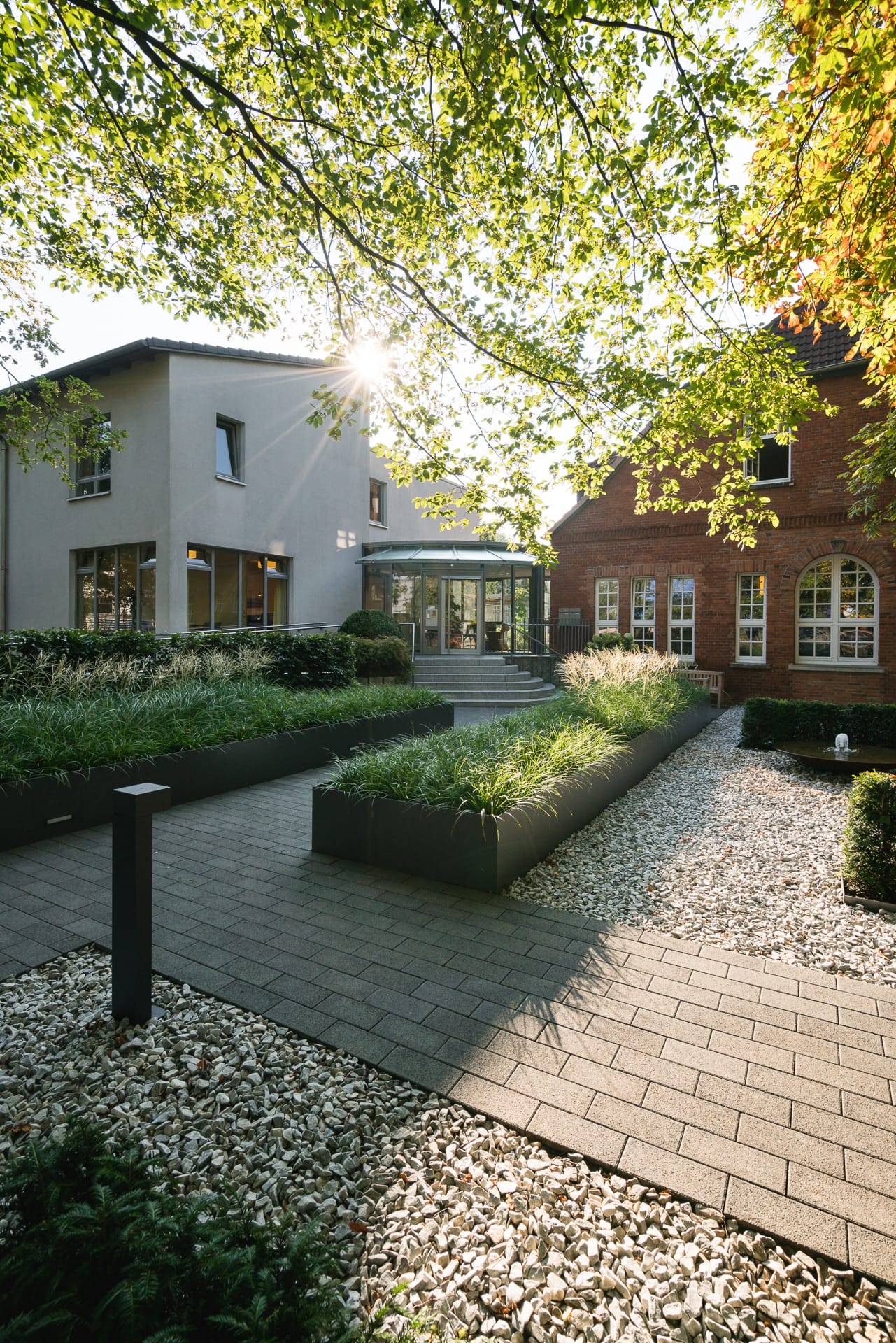 Hochformat Eingang Pflege- und Altenheim in Hannover Landhaus Pflege und Wohnen, Neubau und altes Bauernhaus