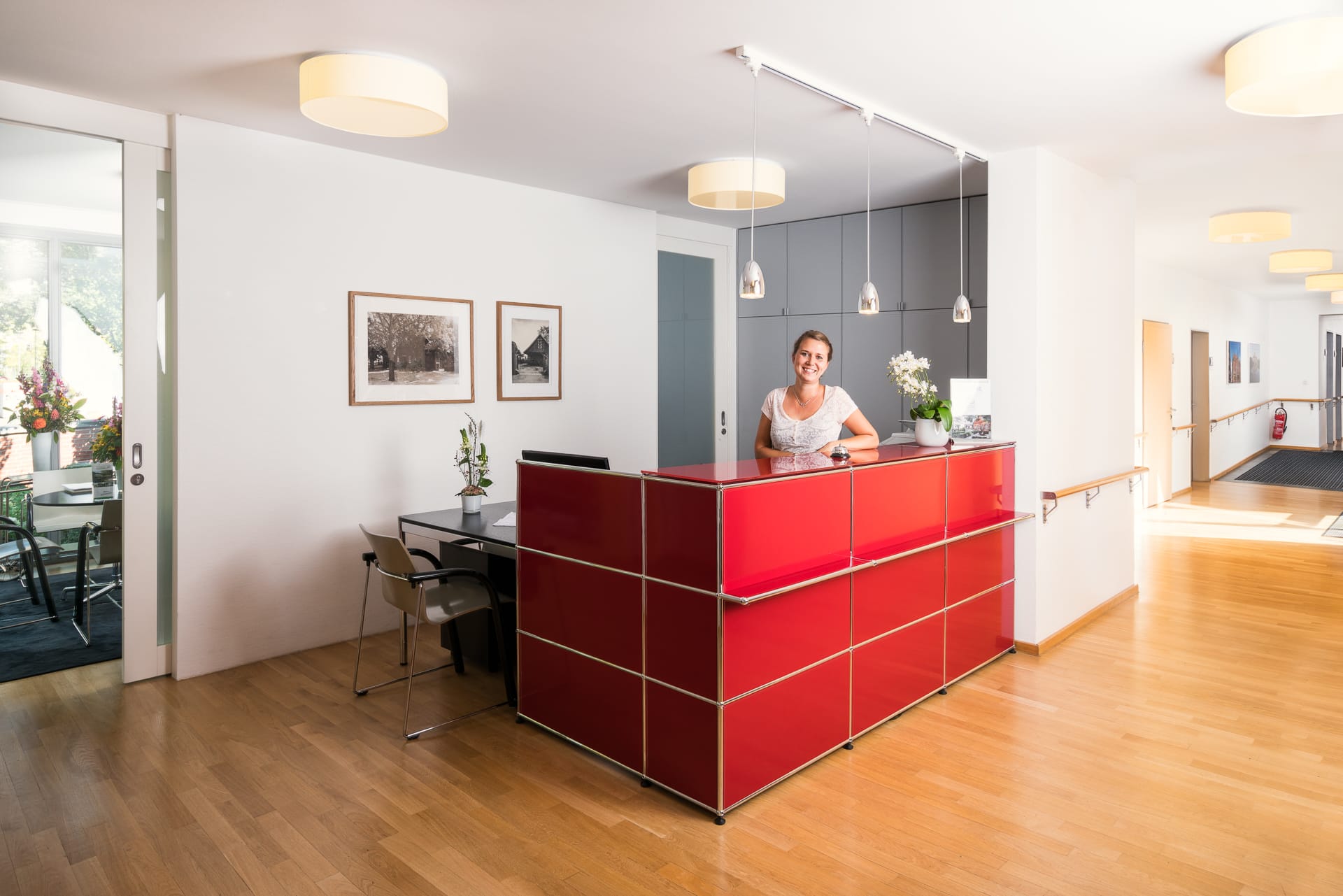Mitarbeiterin am Empfang Eingang Pflegeheim in Hannover Landhaus Pflege und Wohnen