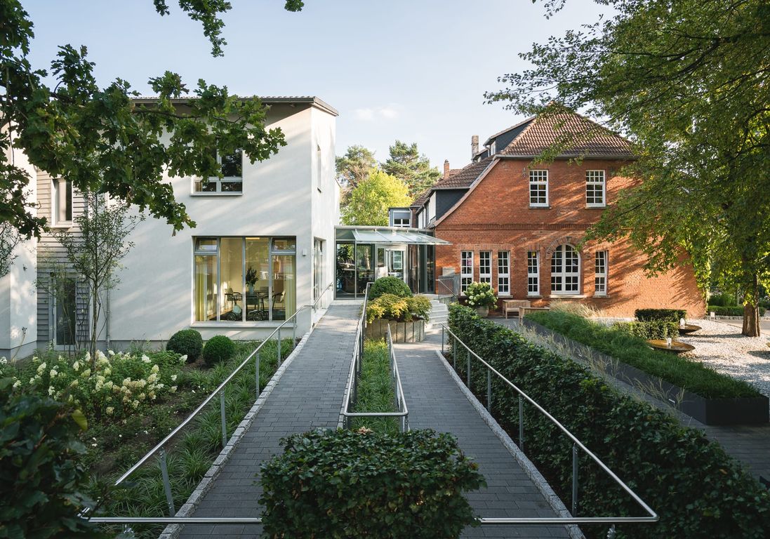 Barrierefreier Eingang Pflege- und Altenheim in Hannover Landhaus Pflege und Wohnen