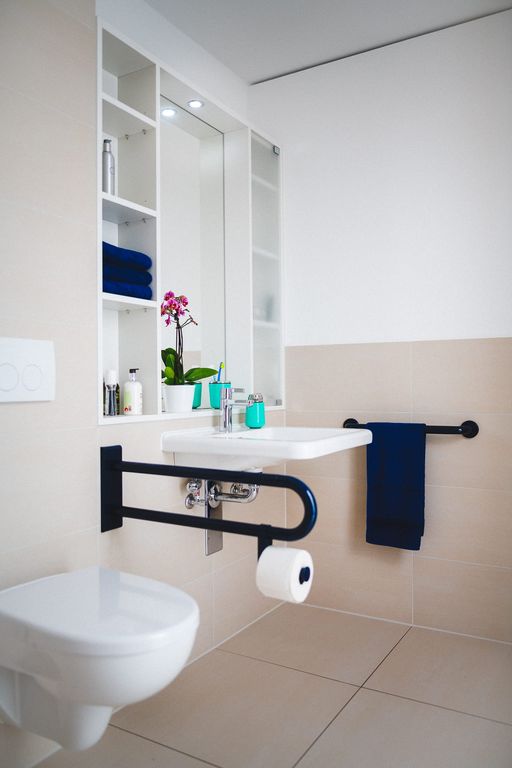 Barrierefreies Badezimmer im Doppelzimmer für Ehepaare im Pflegeheim in Hannover Landhaus Pflege und Wohnen
