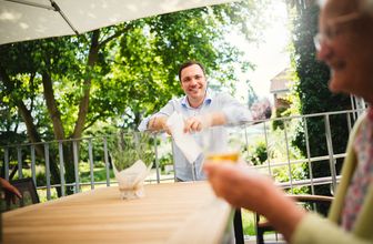 Johannes Tilgner beim Gespräch mit Bewohnern auf der Terrasse im Pflegeheim in Hannover Landhaus Pflege und Wohnen