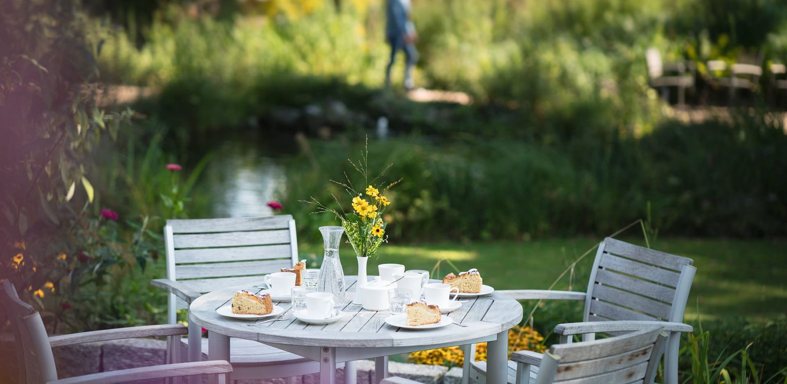 Gedeckter Tisch mit Kaffee und Kuchen im Garten des Pflegeheims Landhaus Pflege und Wohnen