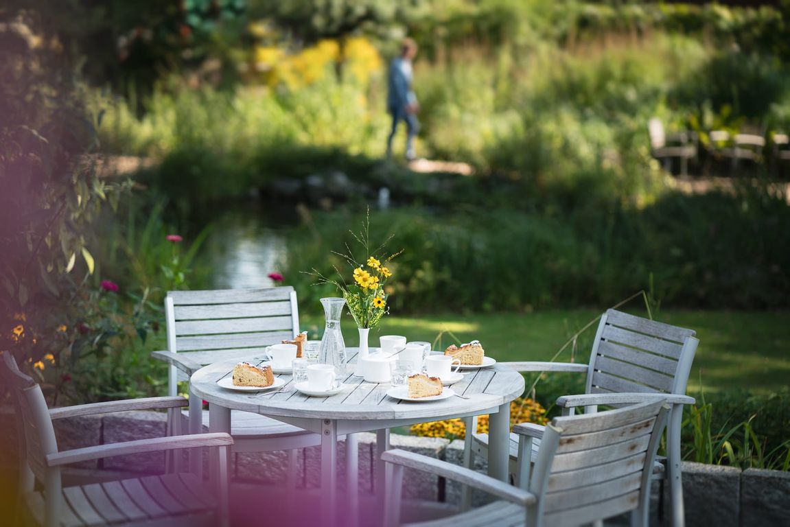 Gedeckter Tisch mit Kaffee und Kuchen im Garten des Pflegeheims Landhaus Pflege und Wohnen