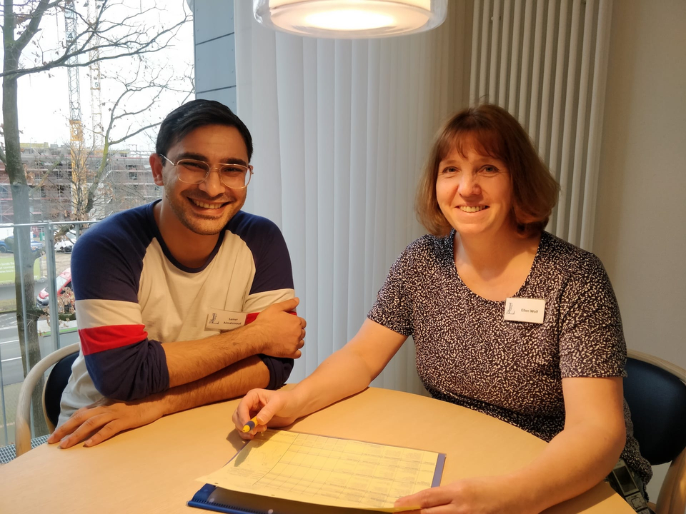 Ausbilderin Ellen Wolf mit Azubi Samer Almahmoud bei der Dienstbesprechung im Alten- und Pflegeheim Landhaus Pflege und Wohnen in Hannover