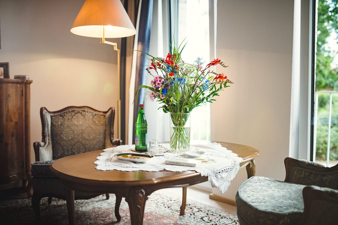 Tisch im Wohnzimmer Doppelzimmer eigene Möbeln im Altenheim in Hannover Landhaus Pflege und Wohnen