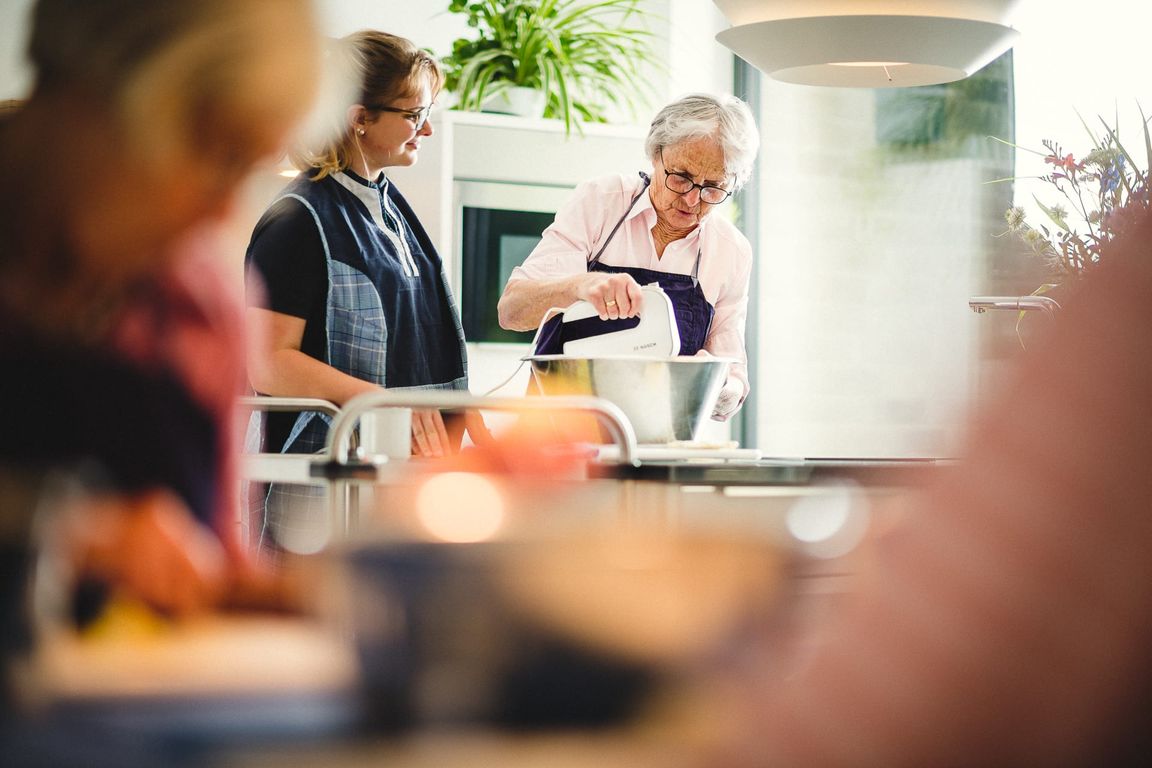 Gruppenraum offene Küche gemeinsames Backen im Pflegeheim in Hannover Landhaus Pflege und Wohnen