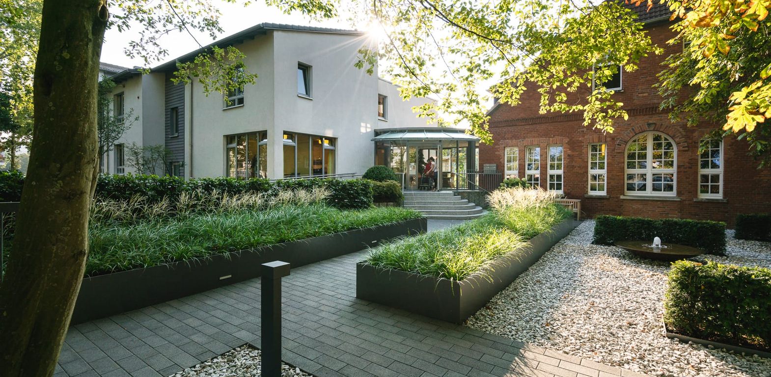 Innenhof Pflege- und Altenheim in Hannover Landhaus Pflege und Wohnen, Alt- und Neubau