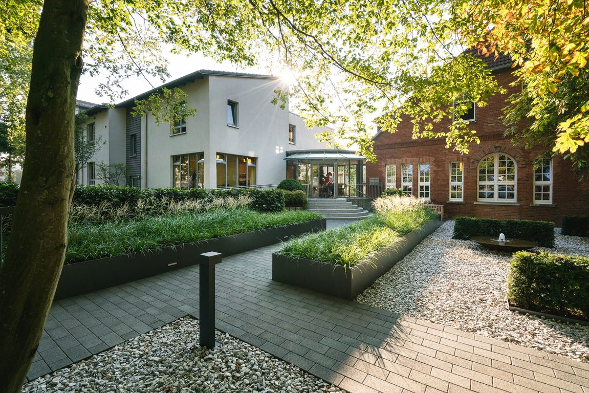 Innenhof Pflege- und Altenheim in Hannover Landhaus Pflege und Wohnen, Alt- und Neubau