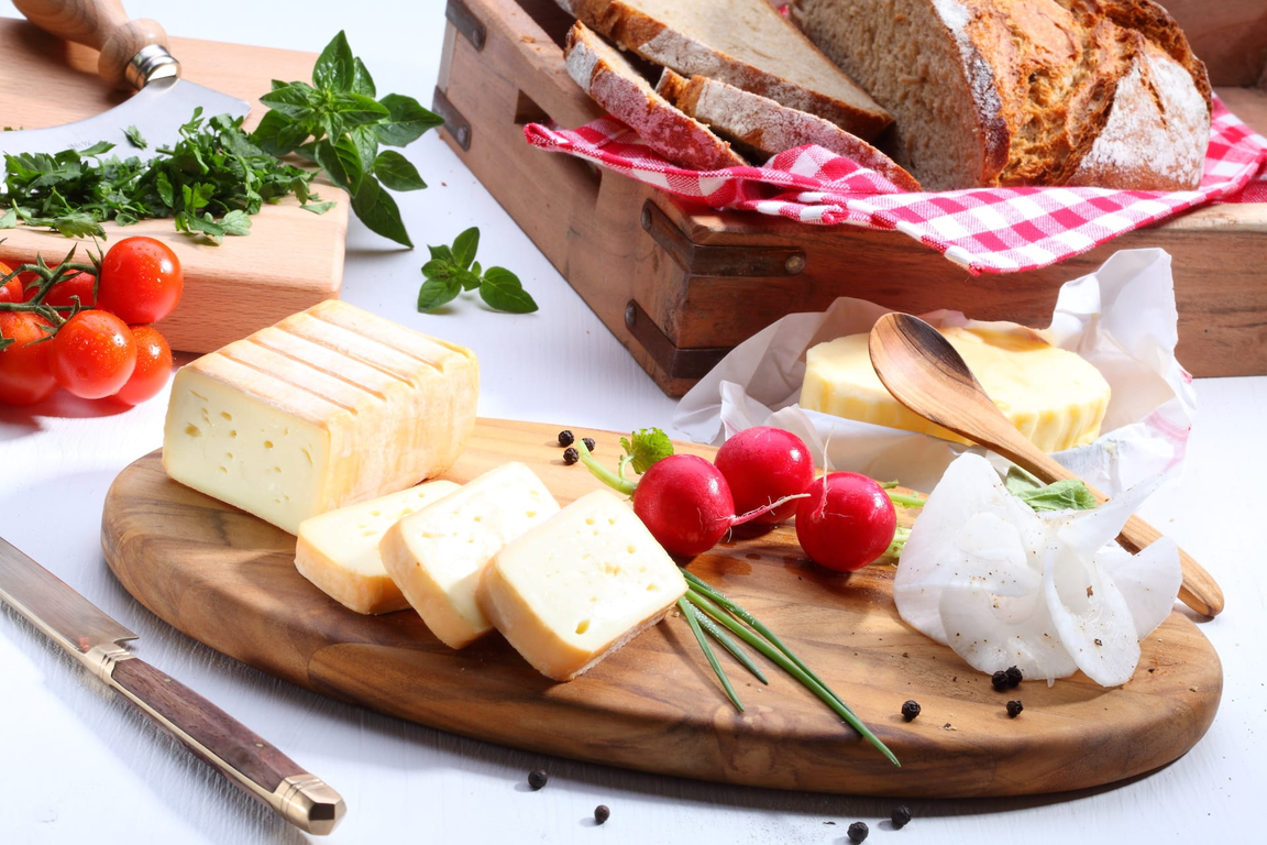 Abendbuffet im Pflegeheime in Hannover Landhaus Pflege und Wohnen mit leckerem Brot und Aufschnitt wie Wurst und Käse