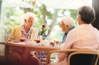 Terrasse drei Frauen beim Nachtisch Mittagessen im Pflegeheim in Hannover Landhaus Pflege und Wohnen
