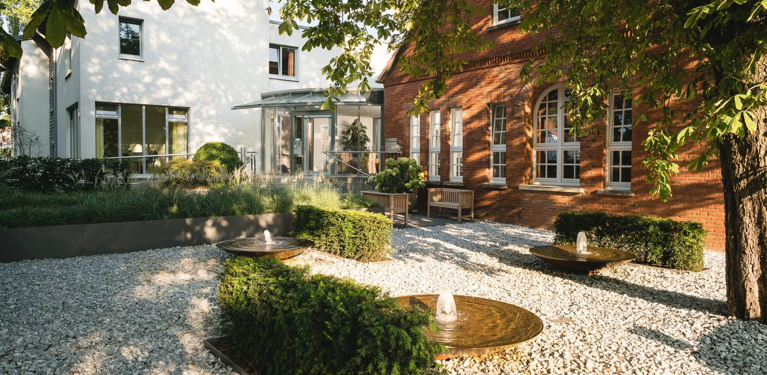Innenhof im Landhaus Pflege und Wohnen Altenheim Hannover, Zugang Pflegeheim und Neubau zu al