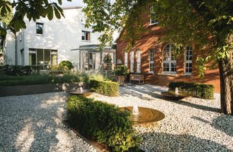 Innenhof im Landhaus Pflege und Wohnen Altenheim Hannover, Zugang Pflegeheim und Neubau zu al