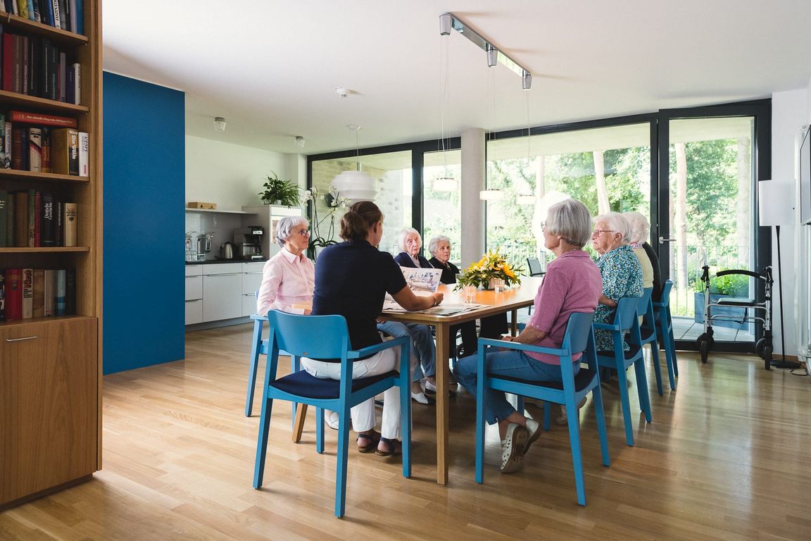 Gruppenraum im Pflegeheim in Hannover betreutes Zeitung lesen Landhaus Pflege und Wohnen