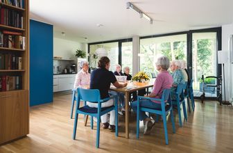 Gruppenraum im Pflegeheim in Hannover betreutes Zeitung lesen Landhaus Pflege und Wohnen