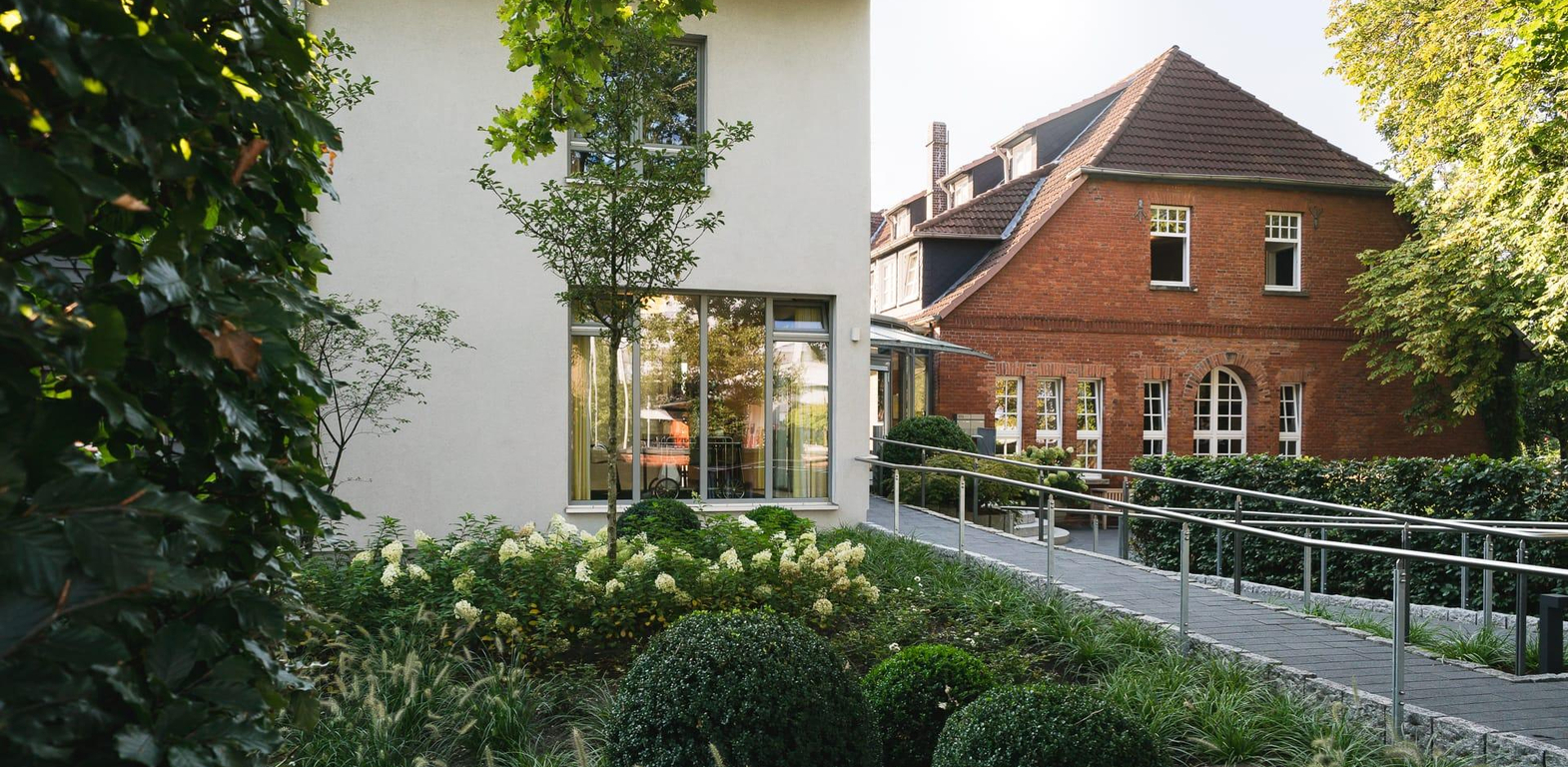 Neubau Pflege- und Altenheim in Hannover Landhaus Pflege und Wohnen, altes Bauernhaus im Hintergrund