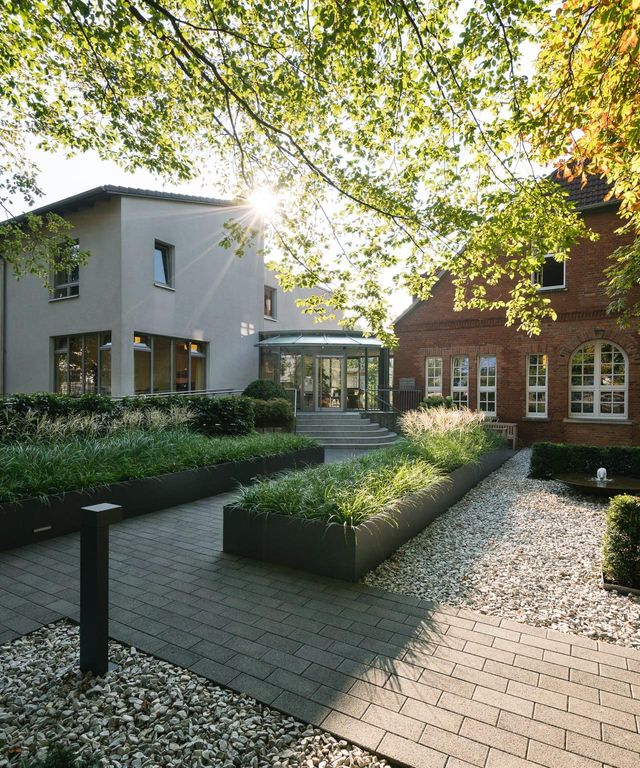 Hochformat Eingang Pflege- und Altenheim in Hannover Landhaus Pflege und Wohnen, Neubau und altes Bauernhaus