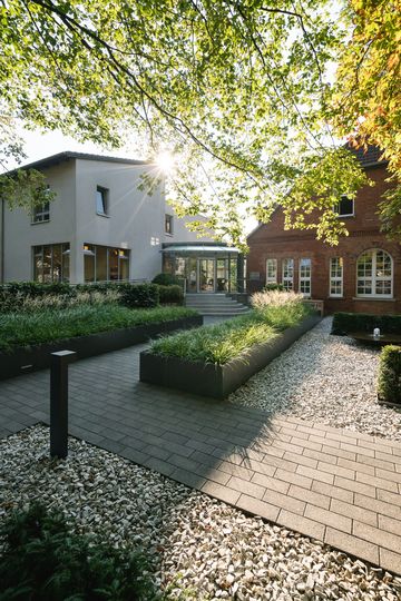 Hochformat Eingang Pflege- und Altenheim in Hannover Landhaus Pflege und Wohnen, Neubau und altes Bauernhaus