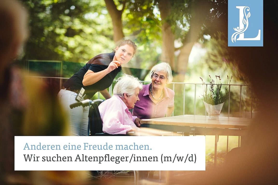 Altenpflegerin hilft älteren Menschen im Pflegeheim in Hannover Landhaus Pflege und Wohnen