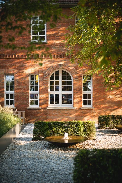 Innenhof Landhaus Pflege und Wohnen Blick auf Pflegeheim Backsteingebäude, ehemaliger Bauernhof