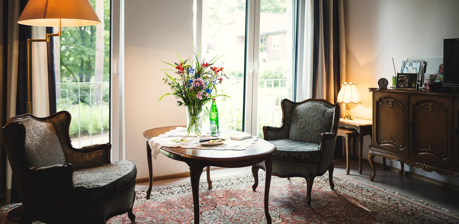 Wohnzimmer Doppelzimmer mit eigenem Möbeln im Altenheim in Hannover Landhaus Pflege und Wohnen