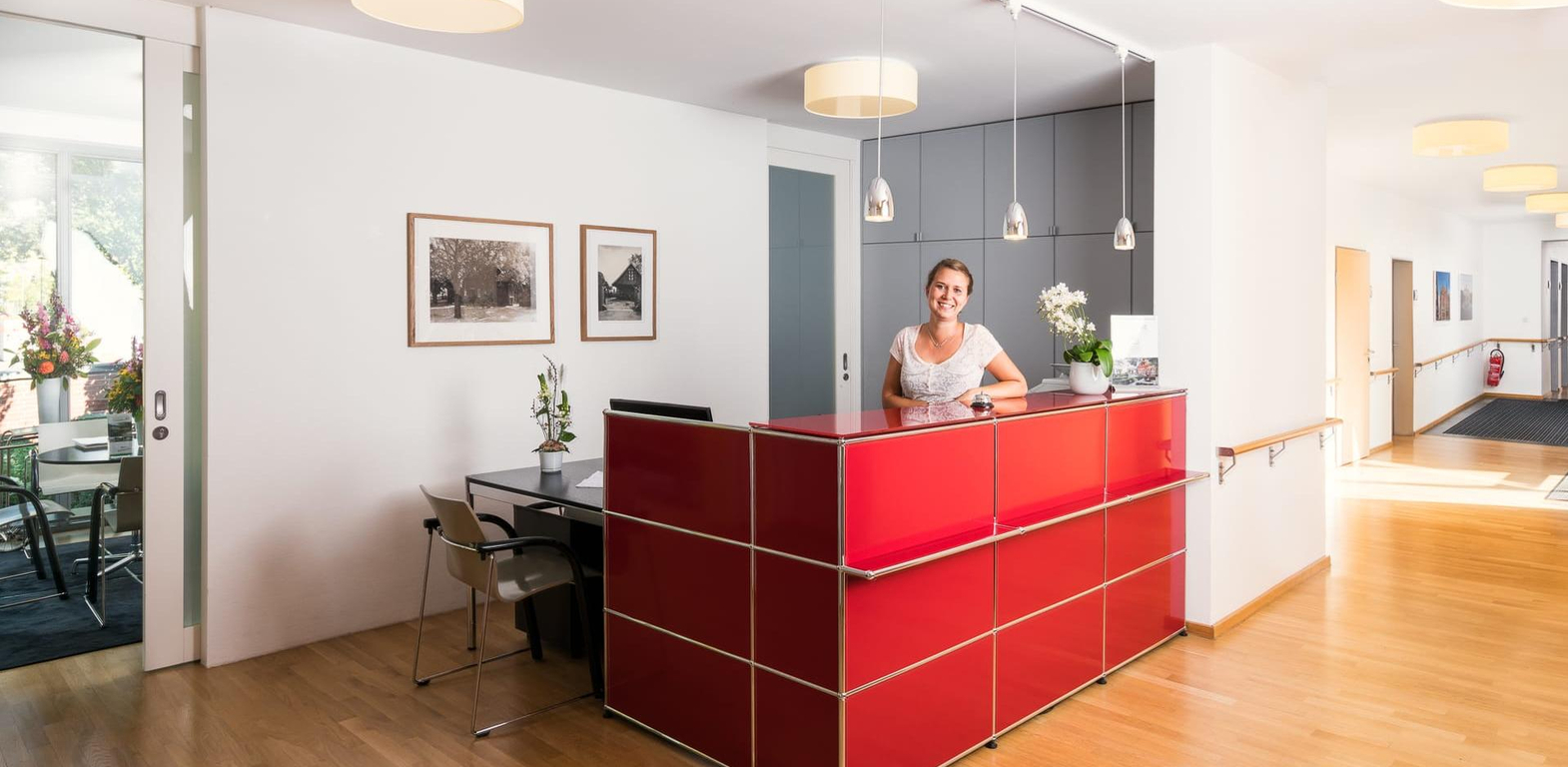 Mitarbeiterin am Empfang Eingang Pflegeheim in Hannover Landhaus Pflege und Wohnen