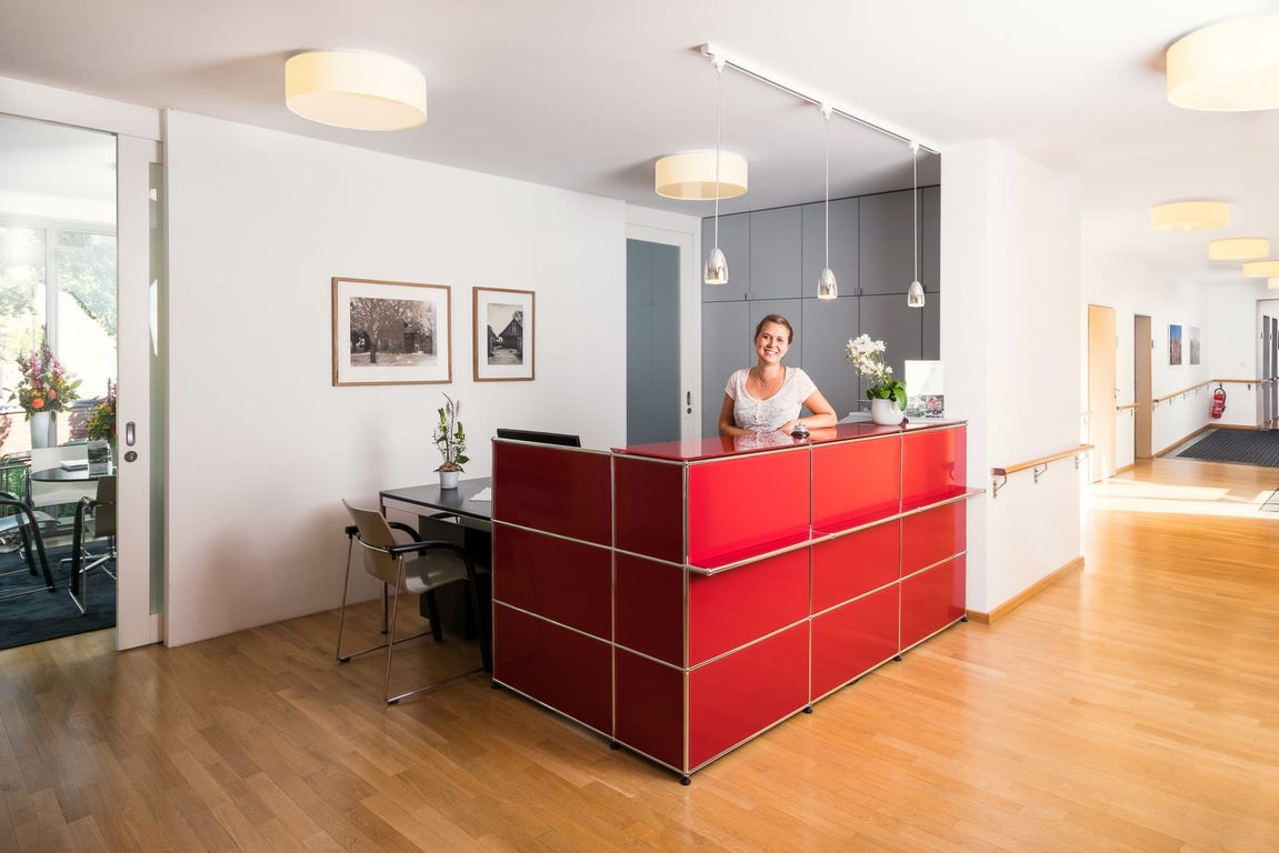 Mitarbeiterin am Empfang Eingang Pflegeheim in Hannover Landhaus Pflege und Wohnen