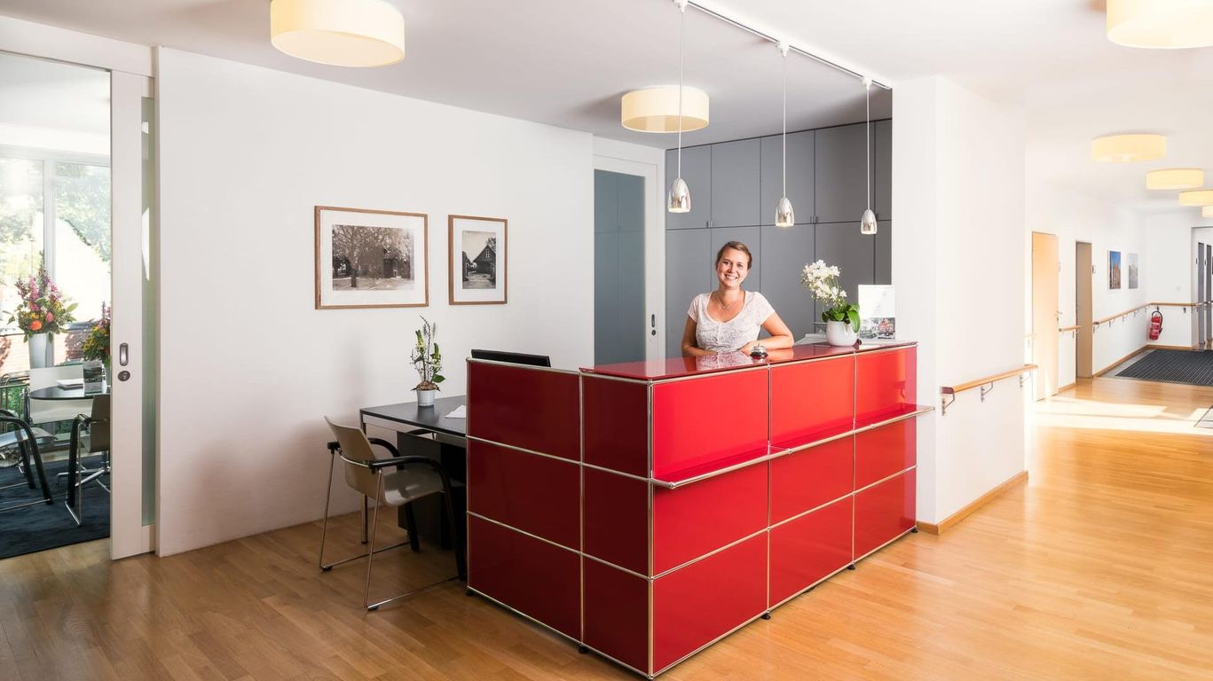 Mitarbeiterin am Empfang Eingang Pflegeheim in Hannover Landhaus Pflege und Wohnen