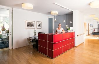 Mitarbeiterin am Empfang Eingang Pflegeheim in Hannover Landhaus Pflege und Wohnen